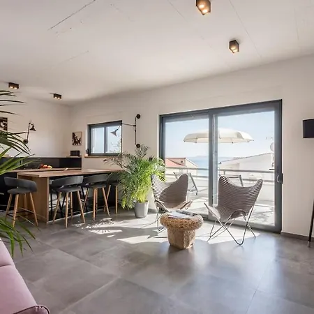 Holiday home Lolina,sea On A Palm! Heated Pool Trogir